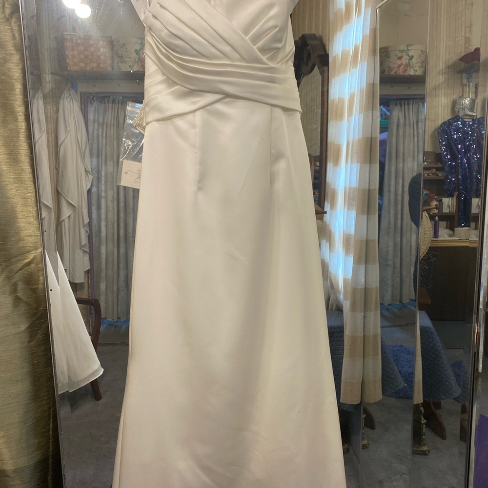 Wedding Dress New with tags Sz 2 - Picture 9 of 10